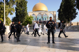تقریباً ۲۰۰؍اسرائیلی آبادکاروں کامقبوضہ یروشلم میں مسجد اقصیٰ پر دھاوا 