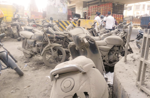 بھیونڈی: فلائی اوور کی تزئین پر کروڑوں کا خرچ مگر نیچے بھنگار گاڑیوں کا راج!