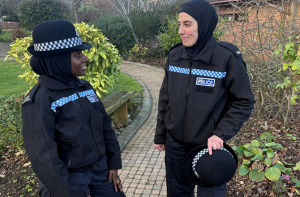 برطانیہ: خاتون پولیس کیلئے نیا ’’بلیو لائٹ حجاب‘‘ متعارف