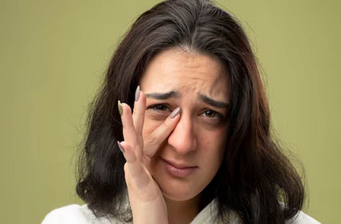 <div><strong>آنکھوں کے حلقوں کے لئے بہترین ہے</strong></div>
<div>آنکھوں کے ارد گرد جلد پر تیل کے غدود نہ ہونے کی وجہ سے وہاں جھریاں اور لکیریں جلد نمودار ہونے لگتی ہیں۔ رات کو سونے سے پہلے اسکن کیئر روٹین پرعمل کرنے کے بعد آنکھوں کے ارد گرد ویسلین کی ایک تہہ لگالی جائے اور صبح اٹھنے کے بعد اسے صاف کرلیں تو جلد نرم اور ہائیڈریٹ رہے گی اور جھریوں کو دور کرنے میں بھی مدد ملے گی۔</div>
<p>&nbsp;</p>