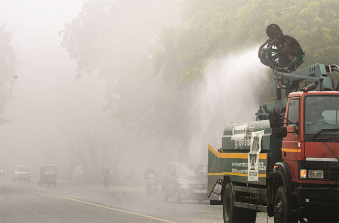 In Delhi, the municipal administration is spraying water on the roads to prevent dust from blowing.
