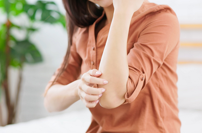 <div><strong>گھٹنوں اور کہنیوں کی جلد نرم بنائیں</strong></div>
<div>سردیوں میں جلد بہت خشک اور بے جان ہو جاتی ہیں۔ اگر آپ ان پر ویسلین کی ایک تہہ لگائیں گے تو یہ آپ کی کہنیوں اور گھٹنوں کی جلد کو نمی بخشے گی اور خشکی کو دور کر دے گی۔</div>
<p>&nbsp;</p>