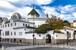 فرانس: مسجد میں قرآن مجید کے نسخوں کی بے حرمتی، ترک مرکز بھی نشانہ، حالات کشیدہ