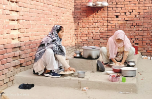 مٹی کے چولہے پر کھانا پکتا، تب کہیں جاکر دو وقت کی روٹی نصیب ہوتی تھی