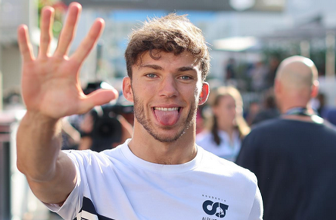 پیئر گیسلی کی کل مالیت تقریباً ۳۳؍ ملین ڈالر ہے۔ ۲۰۲۴ء میں ان کی تنخواہ۱۲؍ ملین ڈالر تھی۔ ریڈ بل اور ٹورو روسو کے بعد، وہ وسط فیلڈ میں سب سے زیادہ تنخواہ لینے والے ڈرائیورس میں شامل ہیں۔