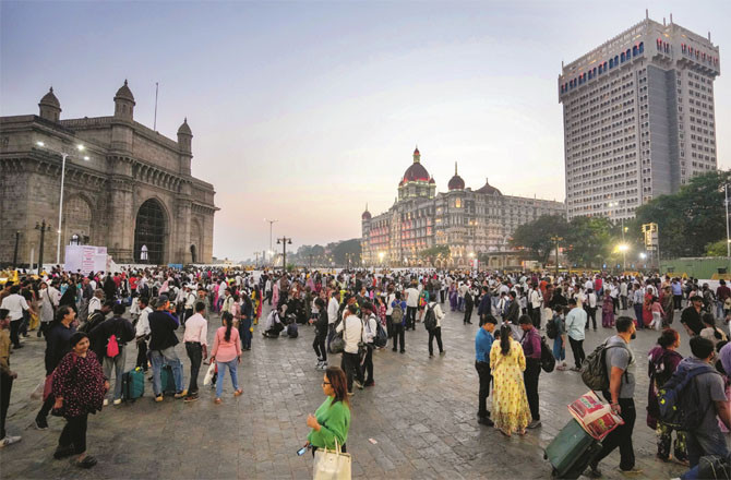 A large number of people are seen gathering at the Gateway of India to celebrate the New Year. (Photo: PTI)