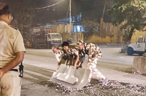 کالا چوکی پولیس کے جوانوں کی فرض شناسی۔ روڈ پر گری کھڑی ہٹاکر راستہ صاف کیا