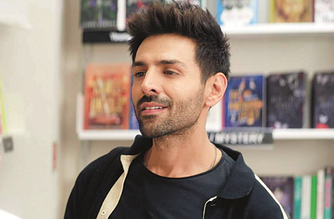 Kartik Aaryan is seen in his own style in a scene from the film `To Meri Main Tera Main Tera To Meri`. Photo: INN
