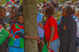 کینیا: ماحولیاتی کارکن کا مسلسل ۷۲؍ گھنٹوں تک درخت کو گلے لگانے کا عالمی ریکارڈ