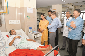 میونسپل کمشنر بھوشن گگرانی نےکوپراسپتال کاجائزہ لیا، مختلف شعبوںکا دورہ کیا 