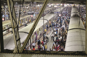 لوکل ٹرینوں کے مسافروں کی حفاظت اورسہولت کیلئے کام میں تیزی کا دعویٰ 