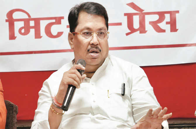 Vijay Wadetiwar helped the affected farmer