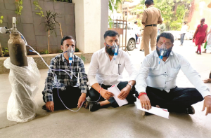 ایم این ایس کا میونسپل اسپتال کیخلاف آکسیجن ماسک لگا کر احتجاج 