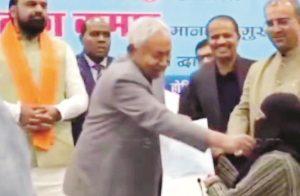 تقرری نامہ دیتے وقت خاتون ڈاکٹر کا حجاب کھینچنے پرنتیش کیخلاف برہمی