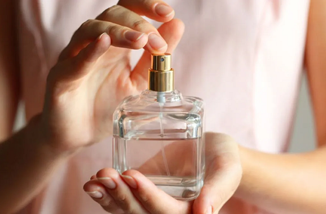 <div><strong>پرفیوم لگانے سے پہلے ویسلین لگائیں</strong></div>
<div>باڈی پر پرفیوم لگانے سے پہلے ویسلین لگائیں اور پھر پرفیوم چھڑکیں۔ اس سے پرفیوم کی خوشبو دیر تک آتی رہے گی۔</div>
<p>&nbsp;</p>