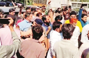 کلیان روڈ پر مارکنگ کیخلاف زبردست احتجاج،  انتظامیہ کارروائی ملتوی کرنے پر مجبور