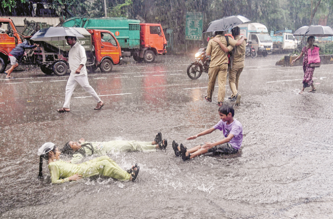 The child mortality rate in the city and suburbs has increased by 3 percent during the rainy season. Photo: INN