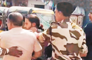 برقع پوش رکشا ڈرائیور بچہ چوری کے شبہ میں پکڑا گیا