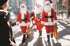 سانتا کلاز سرخ و سفید لباس ہی پہنتا ہے، کیوں؟