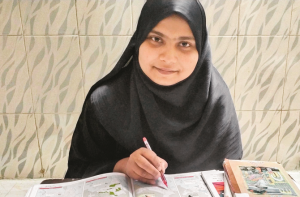 یو پی ایس سی کرنےکی متمنی طالبہ، اپنے اسکول کی معلمہ سے اُردو کانصاب پڑھ رہی ہے!