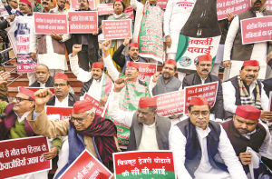 سرکار پر کف سیرپ کے ملزمین کو بچانے کاالزام، اپوزیشن کامظاہرہ