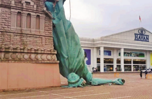 برازیل میں اسٹیچو آف لبرٹی جیسا مجسمہ طوفان کے سبب گر پڑا