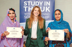 برطانیہ: پاکستان اور بنگلہ دیش کے طلبہ کے داخلے معطل یا محدود کرنے کا فیصلہ