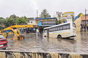 تلنگانہ اور آندھر کے کئی اضلاع میں ’دِتوا‘ طوفان کے اثرات، اسکولوں میں چھٹی