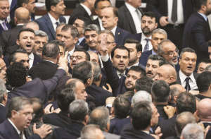 ترک پارلیمنٹ میں حکمراں اور اپوزیشن اراکین کے درمیان ہاتھا پائی، بجٹ منظور 