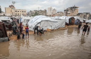 غزہ: خیمے سمندر کے پانی سے بھر گئے، بے گھر فلسطینیوں کی پریشانیوں میں مزید اضافہ