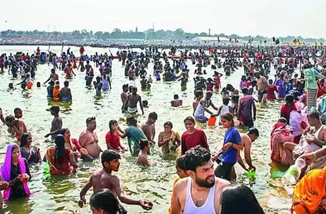 During the Maha Kumbh in Prayagraj, a large number of people bathe in the river, which increases the concentration of sewage. Photo: INN