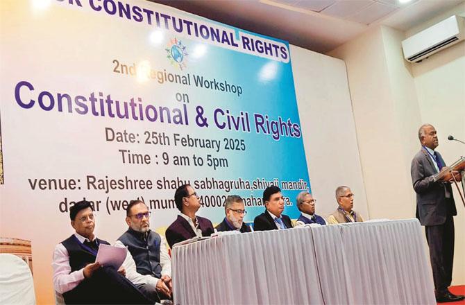 Dr. Vijay Jadhav speaking at the workshop of Muslim Personal Law Board. Powerful personalities can be seen on the stage. Photo: INN