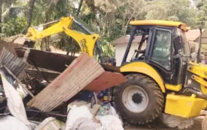 The bulldozer of Zilla Parishad destroyed the shop. Photo: INN