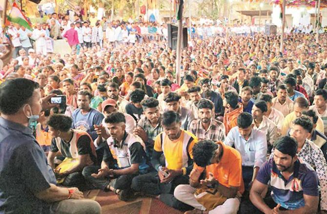 Tribal residents sitting on a sit-in. Photo: INN.