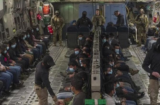 More than 100 illegal immigrants return to India from the US. Photo: INN