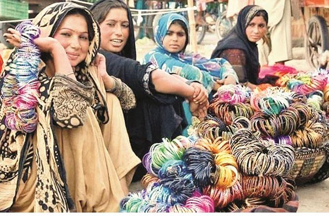As Maniharan removes the sheet from the basket, the eyes of the women present there, along with the bangles, begin to shine. Photo: INN