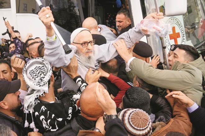 After the liberation in the West Bank, the Palestinian citizens were welcomed like this.  Photo: AP/PTI