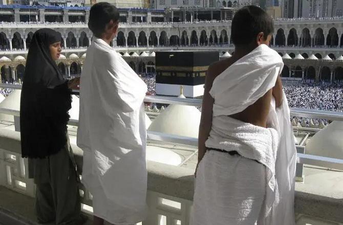 Some children looking at the Kaaba. Photo: INN.
