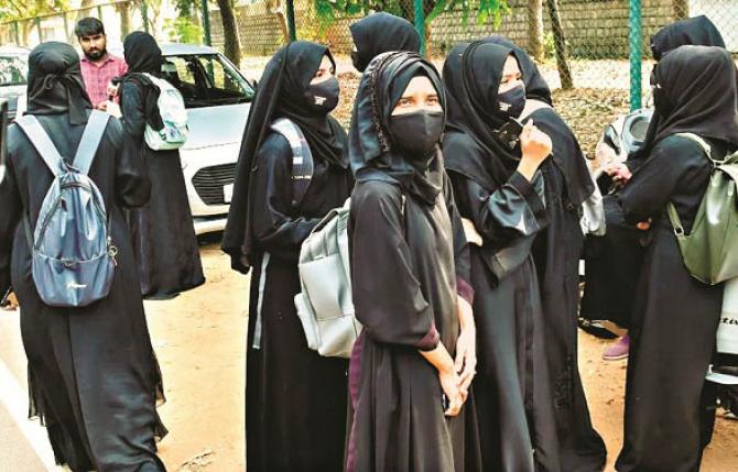 The students are waiting for permission from the government. Photo: INN