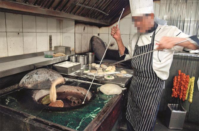 Tandoori roti being made in a hotel. The city administration has ordered a ban on the use of coal and wood for cooking. (File photo)