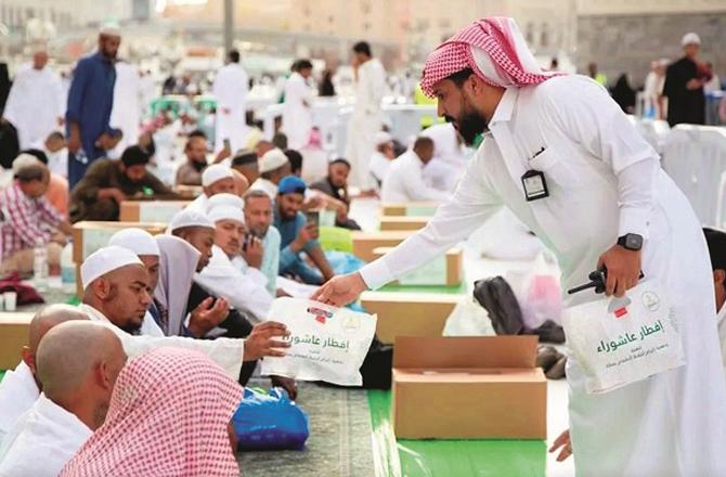 Photo of the Iftar meal in the courtyard of the Prophet`s Mosque: INN.