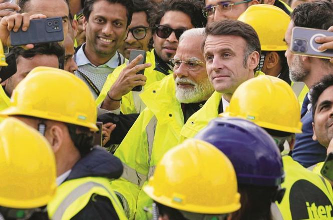 Modi with Emmanuel Macron during a visit to a nuclear facility in France. Photo: INN