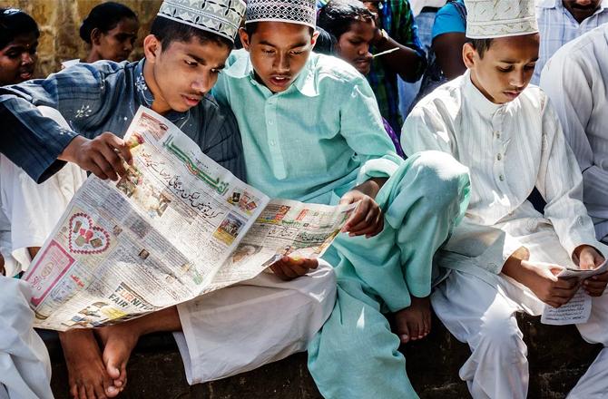 Some young people are reading the Inquilab newspaper. Photo: INN.