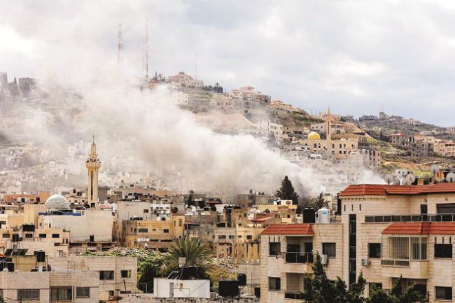 In Jenin, the Israeli army bombed an area, sending clouds of smoke rising. Photo: INN
