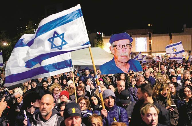 On Thursday night, when the bodies of the dead Israeli hostages arrived in Tel Aviv, the protesters also gathered. Photo: INN