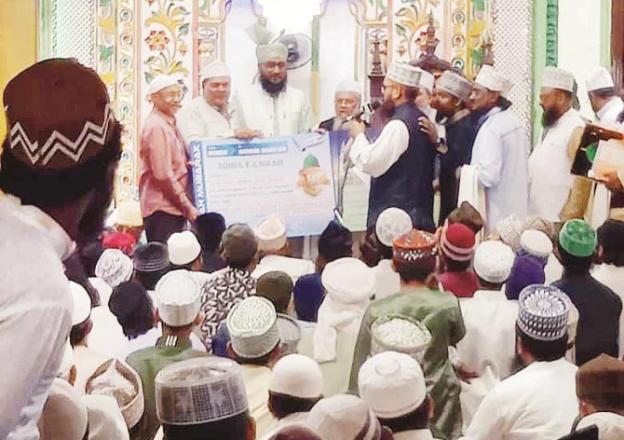 Qari Niaz Ahmad Qadri is being honored with an award in the gathering. Photo: INN