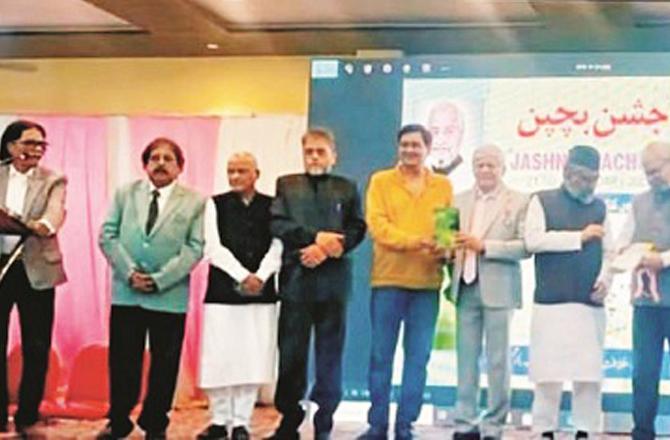 Guests can be seen on stage at the program organized as part of the jashn e bachpan. Photo: INN.