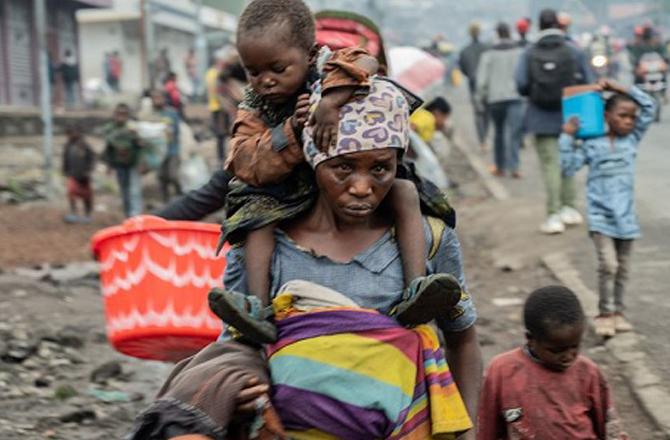 A woman and her children walk frantically in search of safety in Goma, eastern Congo. Photo: INN.