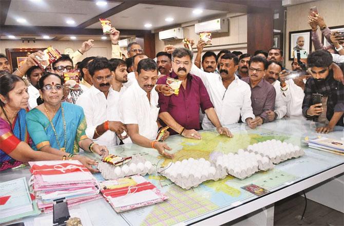 A tray of eggs was placed on the table of the District Collector`s office as a protest.