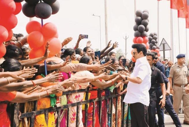 Tamil Nadu Chief Minister MK Stalin is being welcomed in South Tirunelveli district. Photo: INN